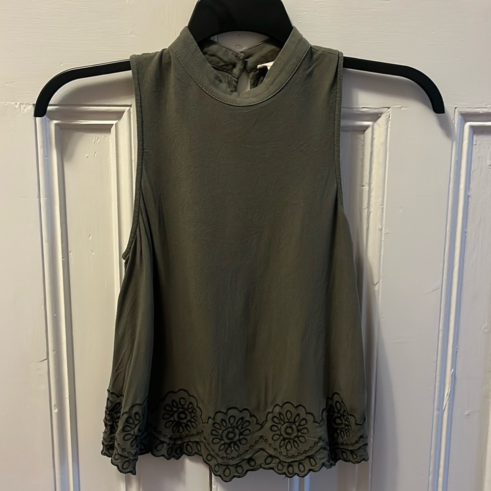 Floral scallop trim tank